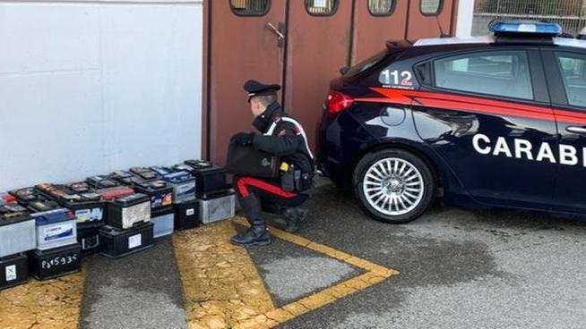 Modena. Furto in un’officina. I carabinieri identificano subito gli autori e recuperano 50 batterie rubate.