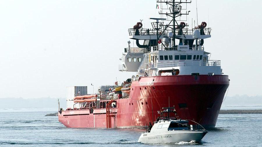 Migranti, la Ocean Viking verso il porto di Carrara. L’ong: «Costretti a fare 1500 chilometri»