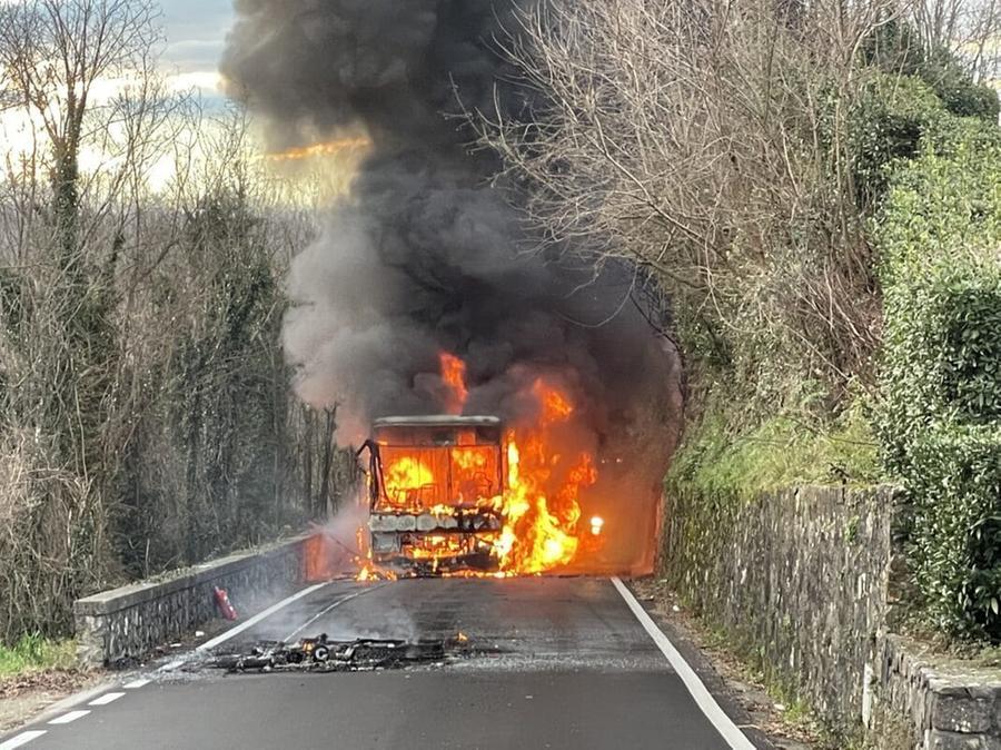 Lucca, due bus di studenti in fiamme: «Esperienza e professionalità hanno evitato una tragedia»
