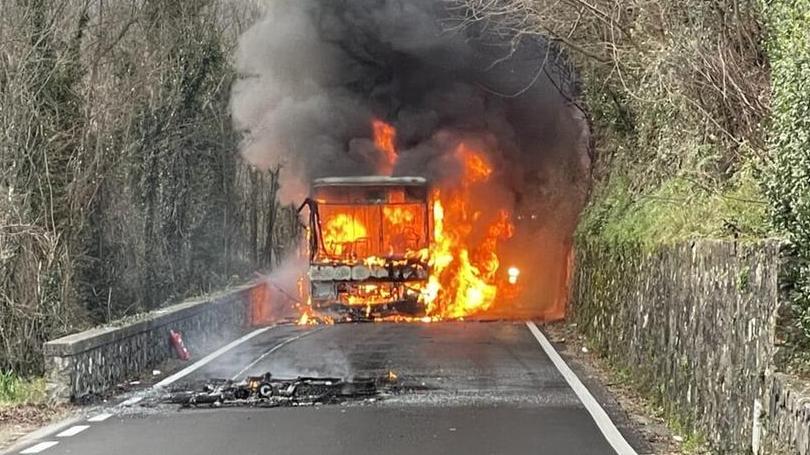 Lucca, due bus di studenti in fiamme: «Esperienza e professionalità hanno evitato una tragedia»