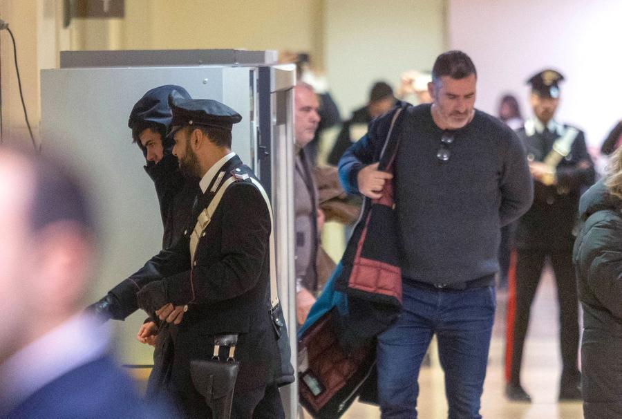 Stupro di gruppo, consulenza bis sul video e nuove traduzioni: gli accertamenti disposti dalla giudice