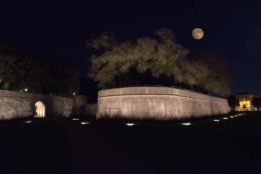 LUCCA. FORUM EUROPEO SULLA CULTURA A LUCCA. ILLUMINAZIONE (ACCENSIONE) DELLE MURA URBANE  NEL TRATTO NORD. Il 27 settembre alle 19.30 ci sarà una cerimonia pubblica per l’accensione di tutto il perimentro delle Mura urbanen