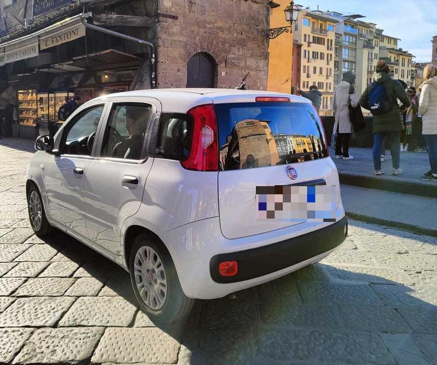 Firenze, con la macchina su Ponte Vecchio: multato un turista statunitense