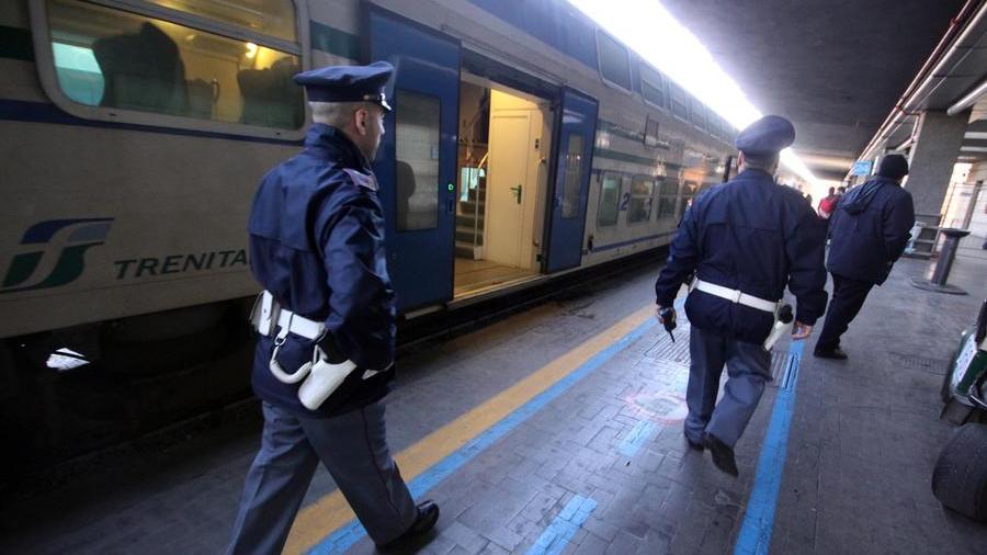 Monza, spingono sotto treno un 15enne: due arresti. Il movente un sms a una ragazzina