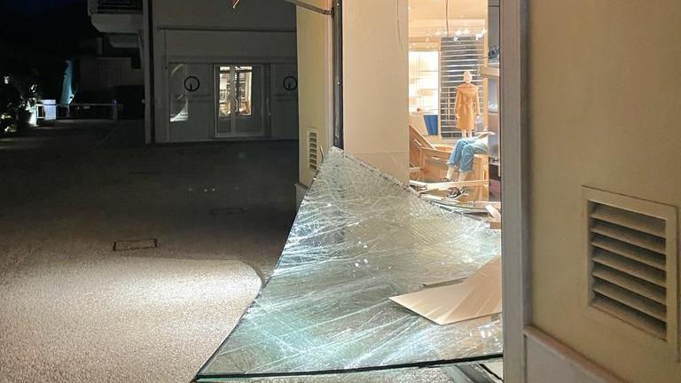 Forte dei Marmi, furto con spaccata da Louis Vuitton