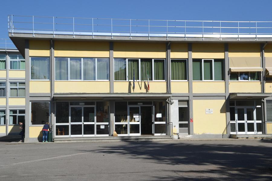 .
LUCCA - Scuola media Chelini di S. Vito - furto di merendine, ladri assaltano le macchinette, distributori automatici 