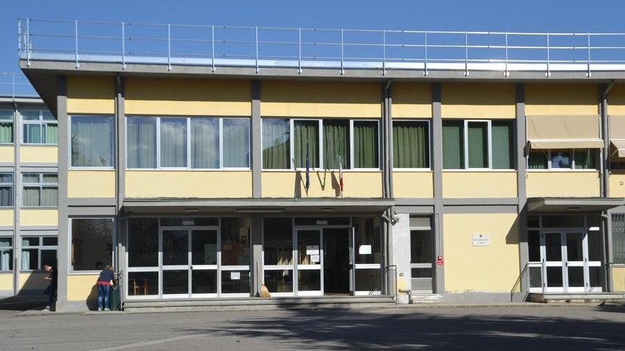 .
LUCCA - Scuola media Chelini di S. Vito - furto di merendine, ladri assaltano le macchinette, distributori automatici 