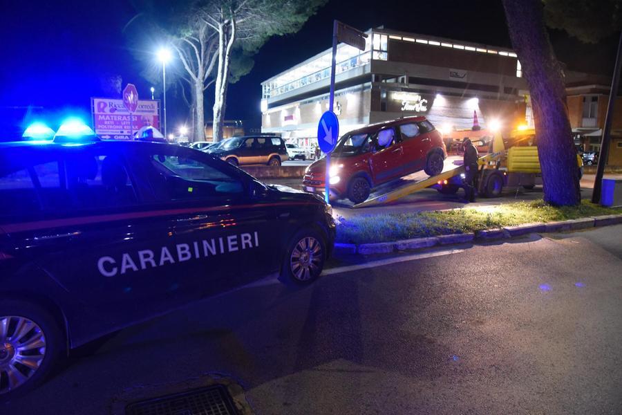 
	Il carro attrezzi recupera la 500L (foto Agenzia Bf)

