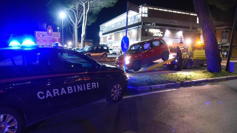 Il carro attrezzi recupera la 500L (foto Agenzia Bf)
