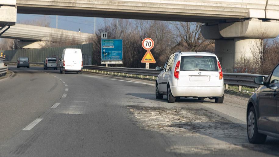 Buche sulla tangenziale di Modena, fondi tagliati