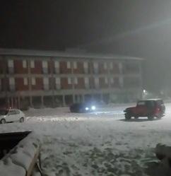 Testacoda, sbandate e uno schianto: “rodeo” nel parcheggio delle Piane di Mocogno