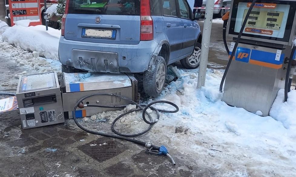 Sestola. Abbattono colonnina della benzina in piazza 