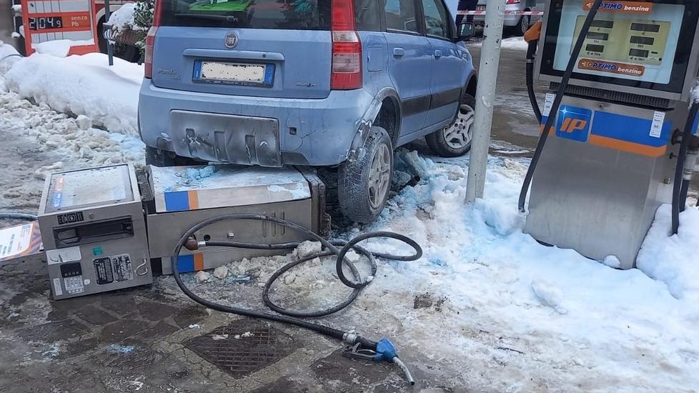 Sestola. Abbattono colonnina della benzina in piazza