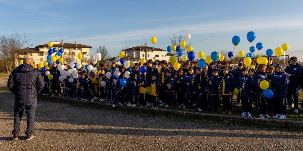 L’ultimo commosso saluto a Leonardo, morto a 7 anni Un minuto di silenzio su tutti i campi 