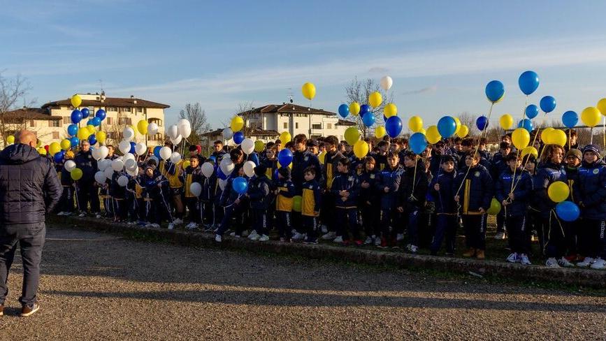 L’ultimo commosso saluto a Leonardo, morto a 7 anni Un minuto di silenzio su tutti i campi