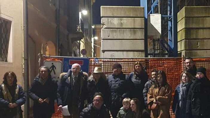 Carpi, via Menotti. Cantiere fermo e strada bloccata «Questa gru ci rovina la vita»