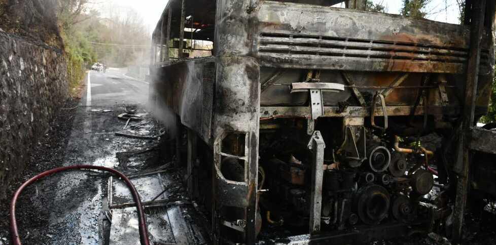 Bus bruciati, Baccelli chiede conto ad At: «Ora verifiche su tutti i mezzi»