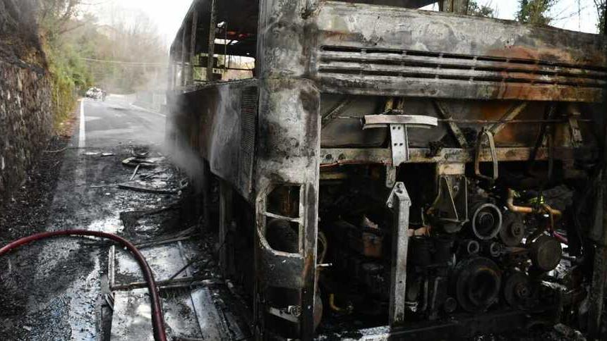 Bus bruciati, Baccelli chiede conto ad At: «Ora verifiche su tutti i mezzi»