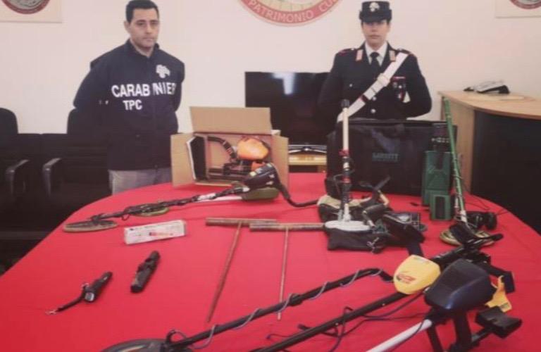 Caccia ai tombaroli nel Campidano, i carabinieri sequestrano 10 metal detector e 2 attrezzi per gli scavi archeologici