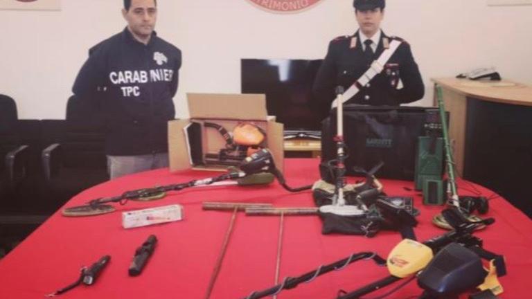 Caccia ai tombaroli nel Campidano, i carabinieri sequestrano 10 metal detector e 2 attrezzi per gli scavi archeologici