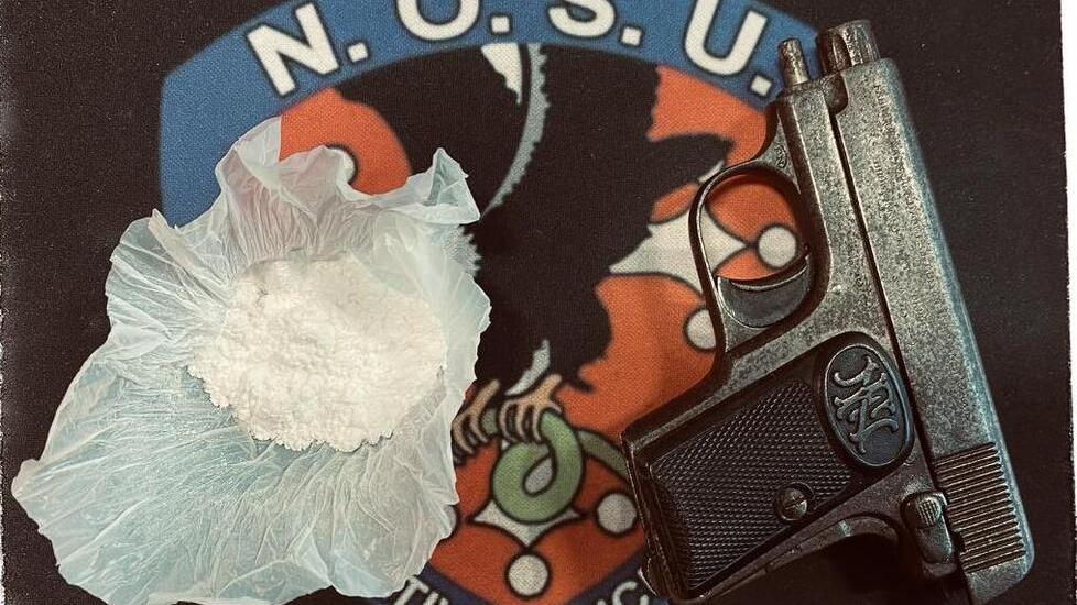 Blitz a Sent’Ermete: cocaina e una pistola illegale nell’alloggio occupato da una coppia. Chi è l’uomo arrestato