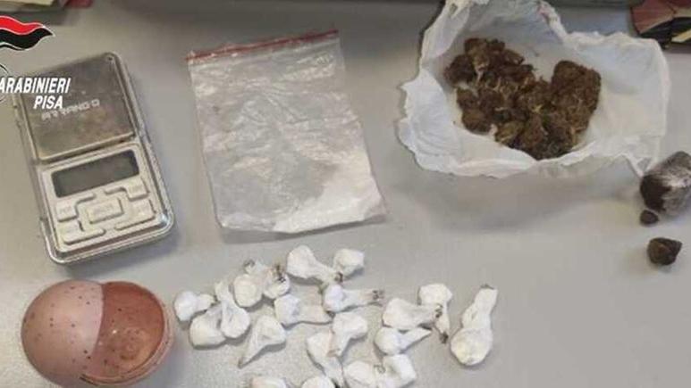 Parte della droga sequestrata dai carabinieri