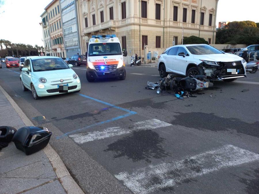
	L'ambulanza della Misericordia di via Verdi alla Terrazza Mascagni per i soccorsi&nbsp;

