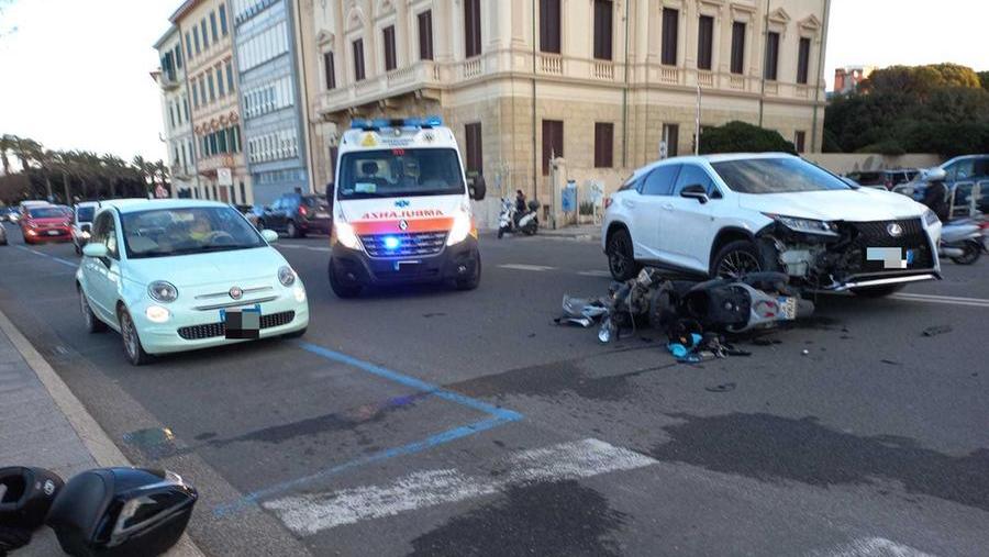 L'ambulanza della Misericordia di via Verdi alla Terrazza Mascagni per i soccorsi 