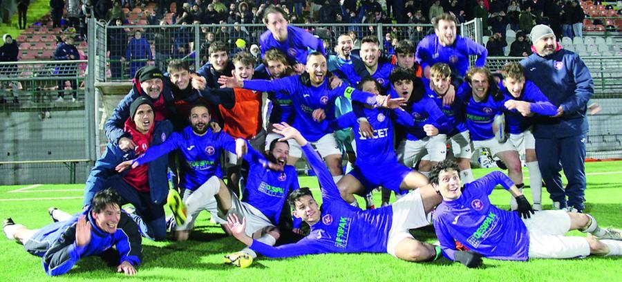 Certaldo, una notte attesa 103 anni. E la squadra cena con la Coppa