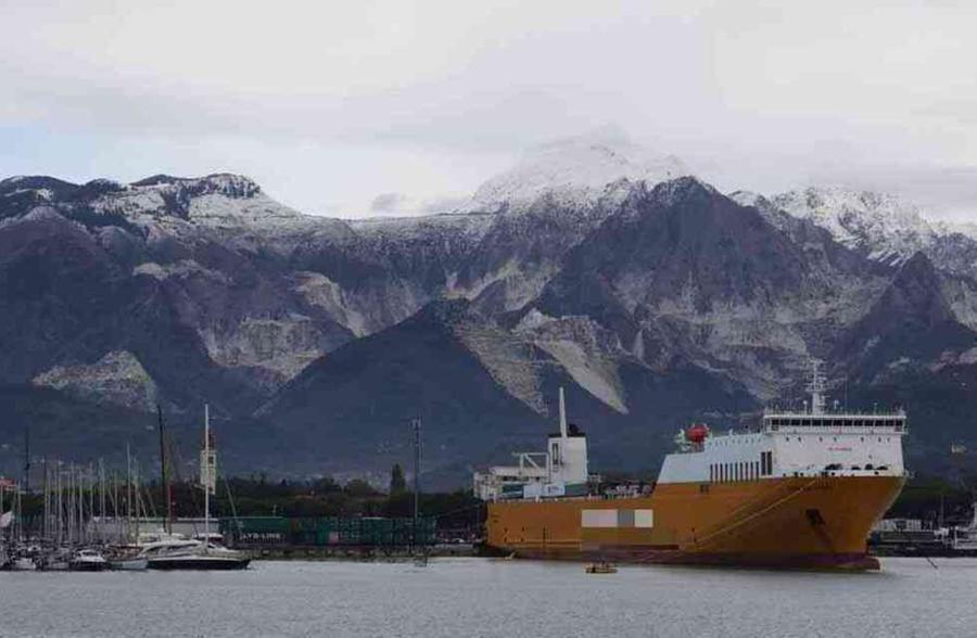 Carrara, arrivano i migranti: a bordo della Ocean Viking 38 minori. Partita la macchina toscana dell’accoglienza