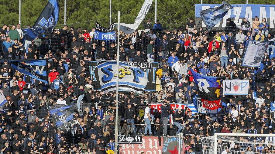 Pisa, i tifosi verso l’esodo: tra i 4.500 e i 5.000 sugli spalti di Marassi
