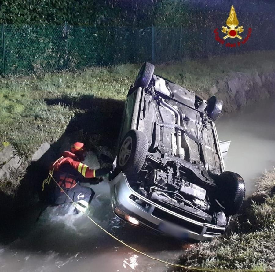 Montecchio, l’auto vola nel canale