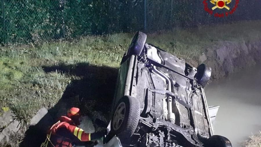 Montecchio, l’auto vola nel canale