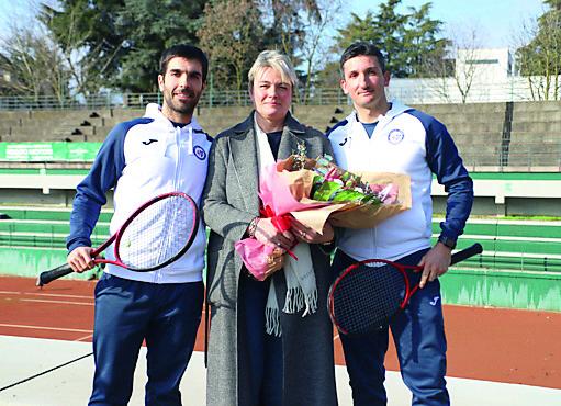 Ha un infarto dopo la partita, due maestri di tennis gli salvano la vita