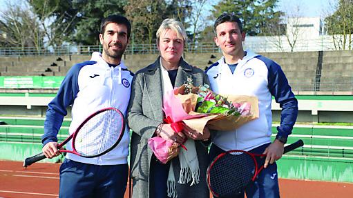 Ha un infarto dopo la partita, due maestri di tennis gli salvano la vita