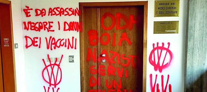 Imbrattatori No Vax traditi dal pc «Valutiamo altre ipotesi di reato»