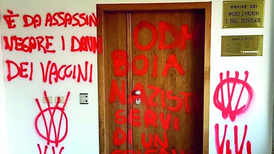 Imbrattatori No Vax traditi dal pc «Valutiamo altre ipotesi di reato»