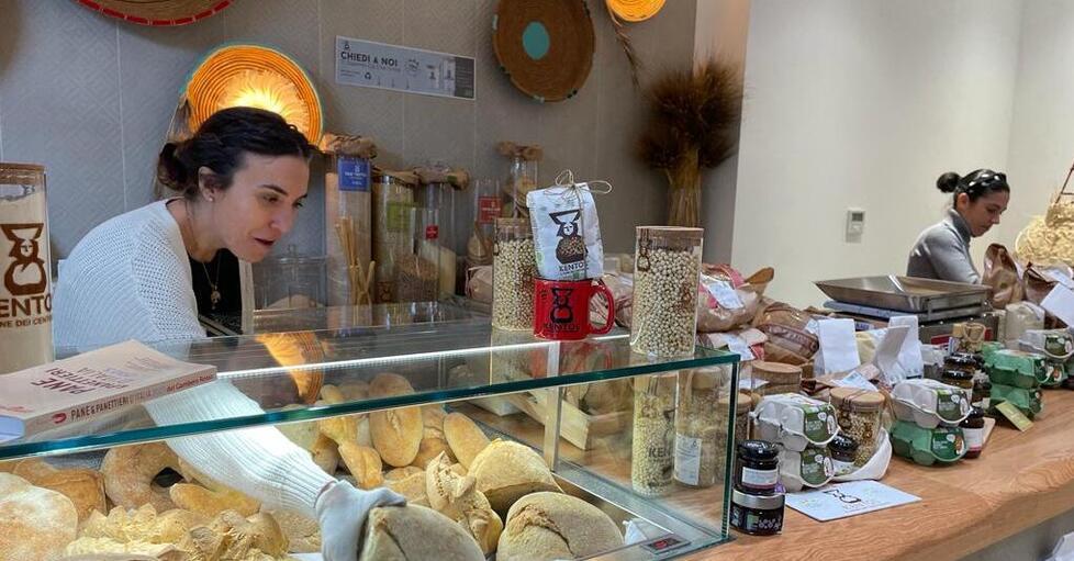 Simona con la collega Maria al banco del negozio di via Tiziano a Cagliari