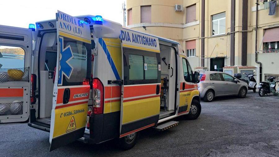 Un'ambulanza della Misericordia di Antignano (foto d'archivio)