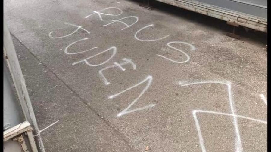 «Fuori gli ebrei»: in via Buontalenti scritta antisemita e svastica nel Giorno della Memoria