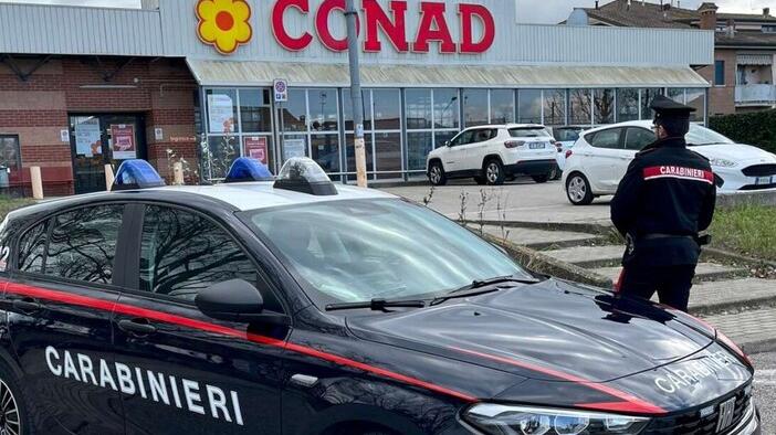 Vigarano Mainarda, ruba rasoi e spazzolini: arrestato