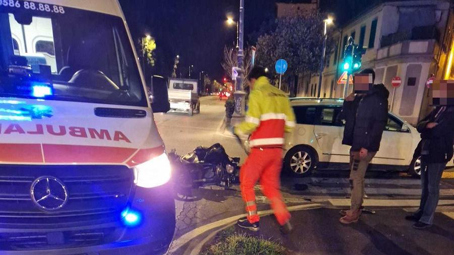 L'ambulanza della Svs di Ardenza sul posto