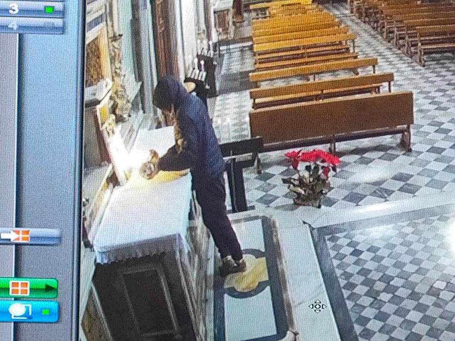 
	Il ladro ripreso dalle telecamere di sorveglianza

