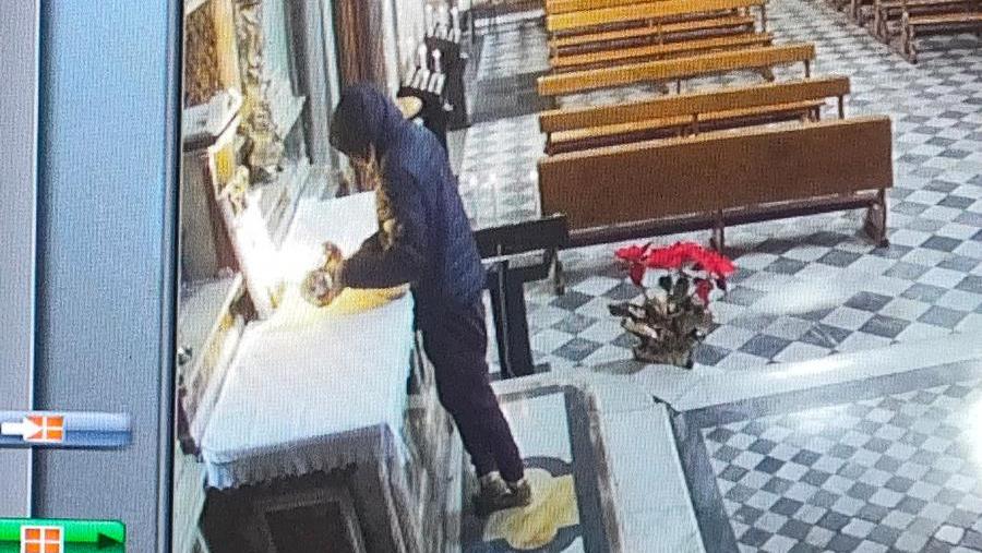 Il ladro ripreso dalle telecamere di sorveglianza