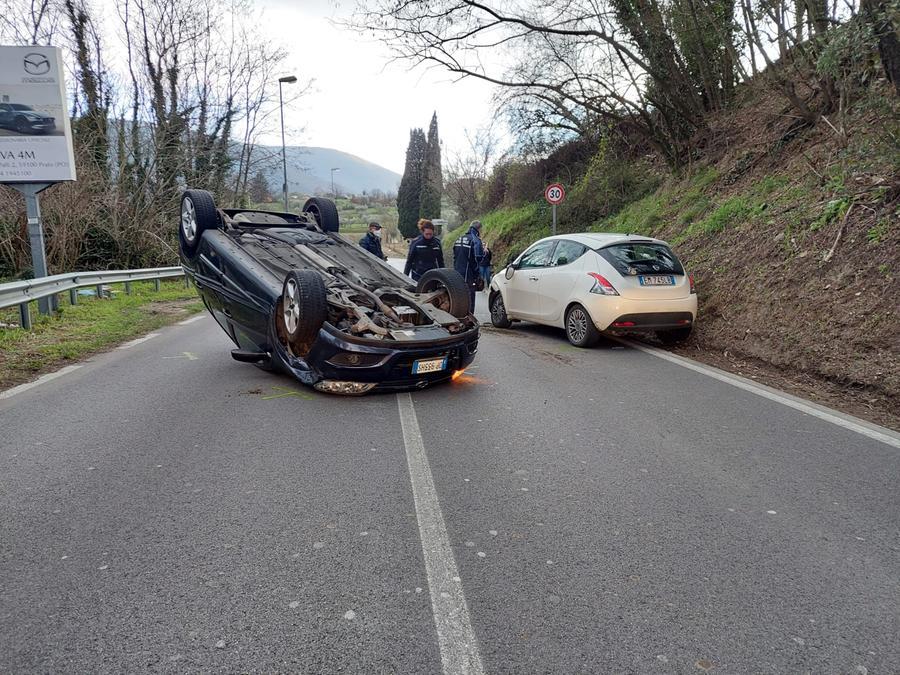 Scontro frontale sulla 325: un’auto si ribalta