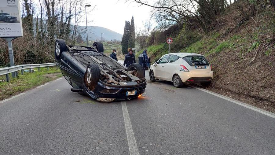 Scontro frontale sulla 325: un’auto si ribalta