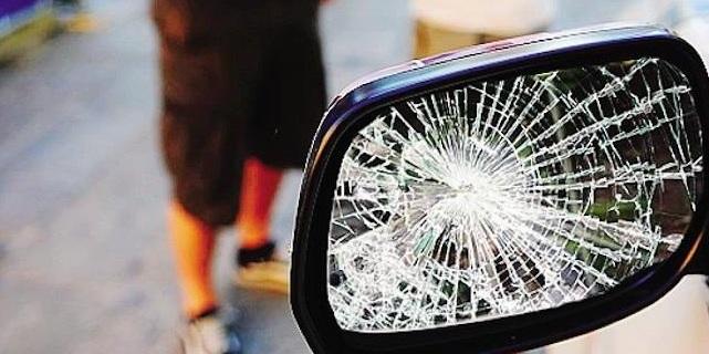 San Cesario Tentano la truffa dello specchietto Poi minacciano l’automobilista 