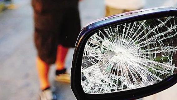 San Cesario Tentano la truffa dello specchietto Poi minacciano l’automobilista