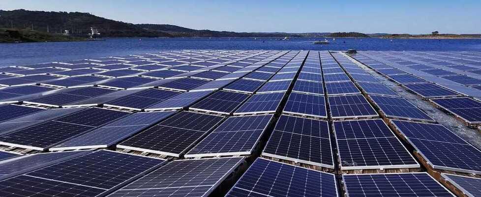 Pannelli fotovoltaici galleggianti  nel mare davanti  a Porto Torres
