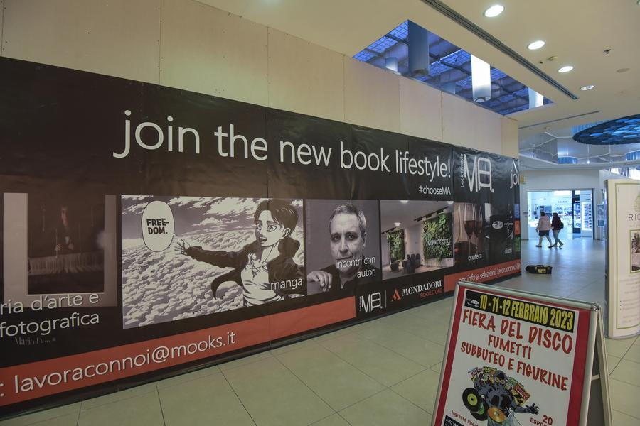 
	Le vetrine occupate dai pannelli che annunciano l&rsquo;arrivo di &ldquo;Ma&rdquo;, il mega bookstore marchiato Mondadori (foto Agenzia Bf)

